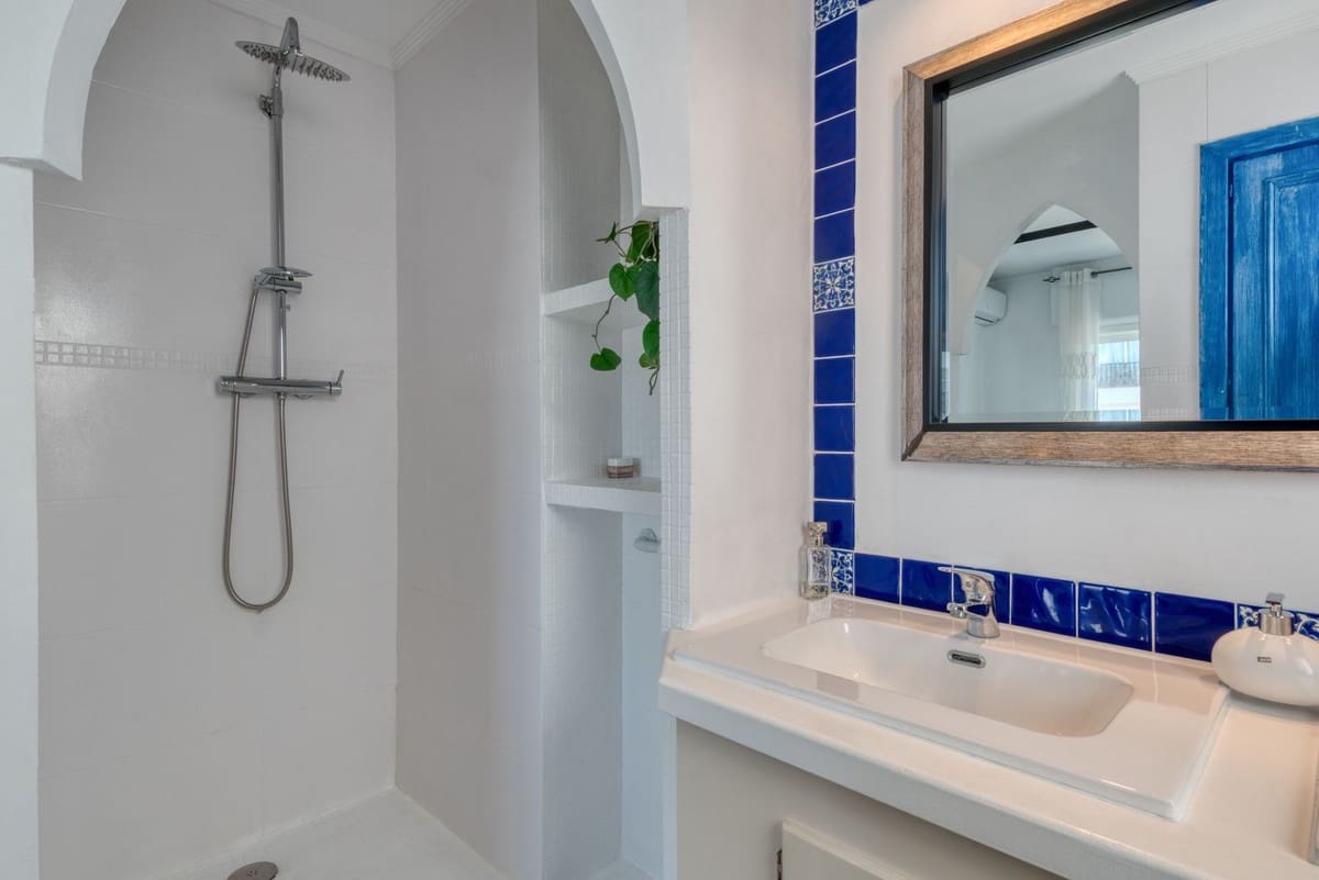 2 soveværelse Byhus til salg i La Duquesa / Puerto de la Duquesa med swimmingpool garage - € 359.000 (Ref: 9734067)