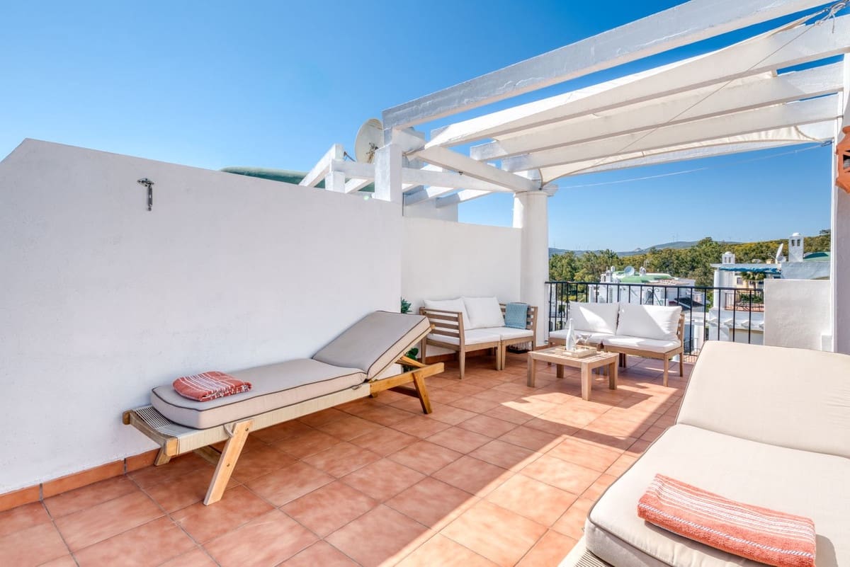 2 soveværelse Byhus til salg i La Duquesa / Puerto de la Duquesa med swimmingpool garage - € 359.000 (Ref: 9734067)