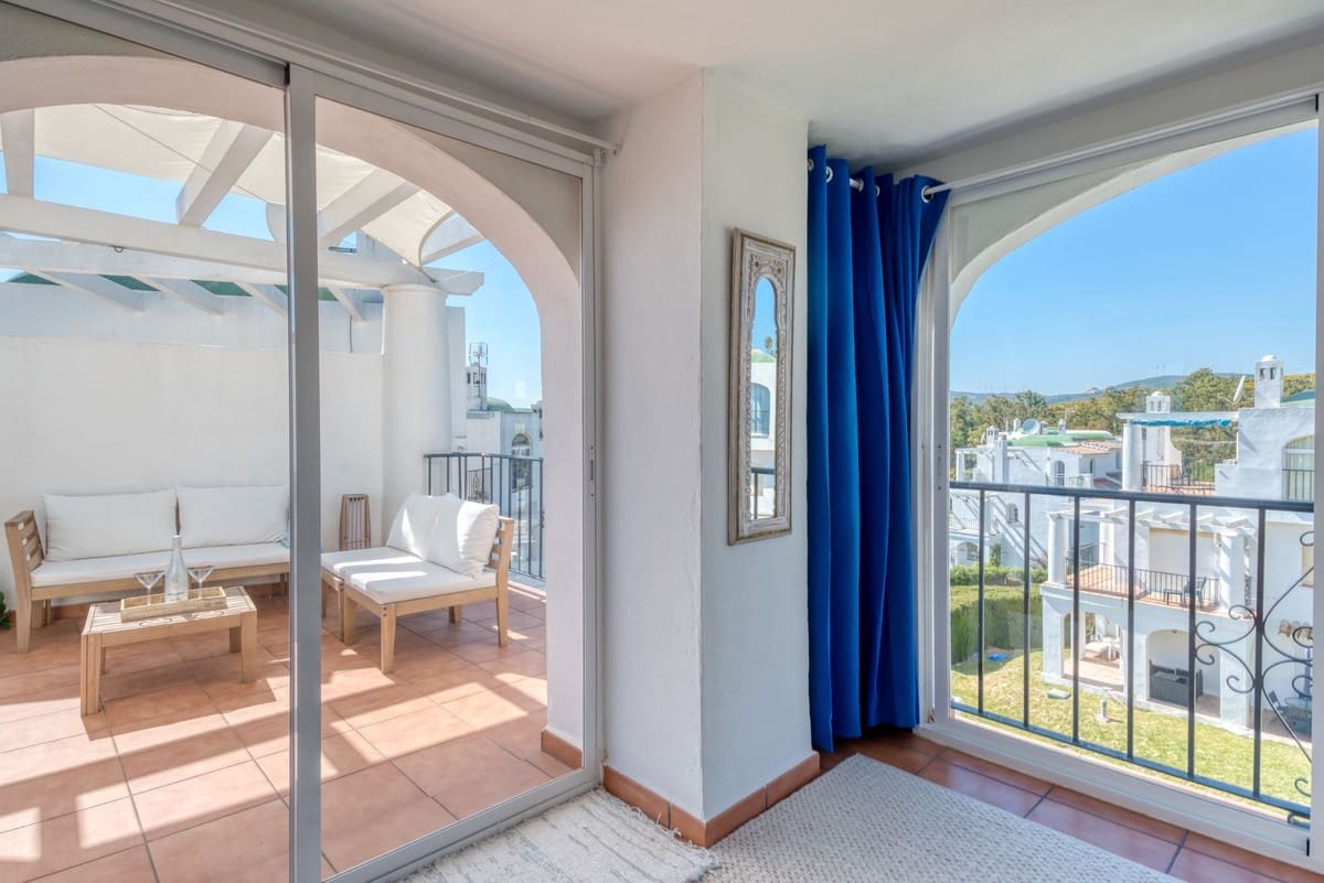 2 soveværelse Byhus til salg i La Duquesa / Puerto de la Duquesa med swimmingpool garage - € 359.000 (Ref: 9734067)