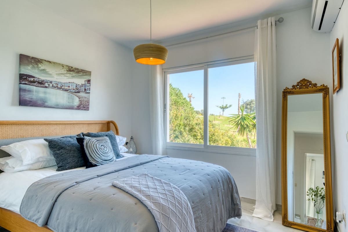2 soveværelse Byhus til salg i La Duquesa / Puerto de la Duquesa med swimmingpool garage - € 359.000 (Ref: 9734067)