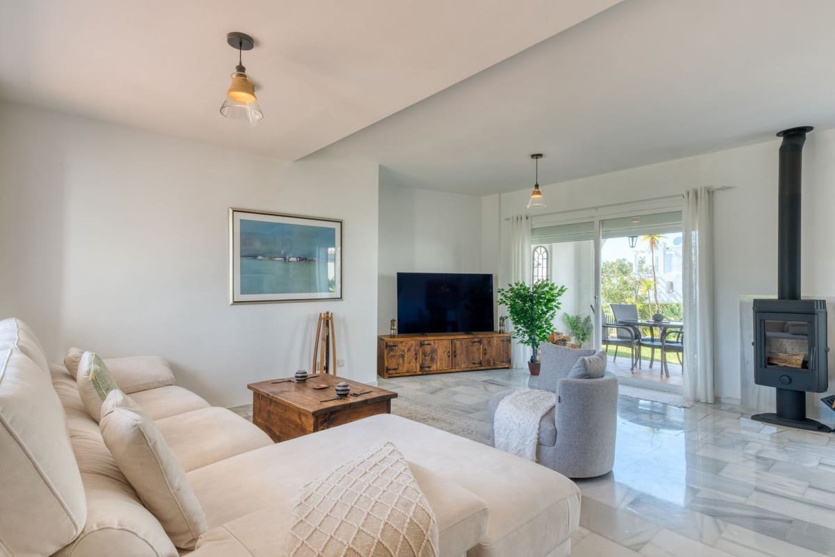 2 soveværelse Byhus til salg i La Duquesa / Puerto de la Duquesa med swimmingpool garage - € 359.000 (Ref: 9734067)