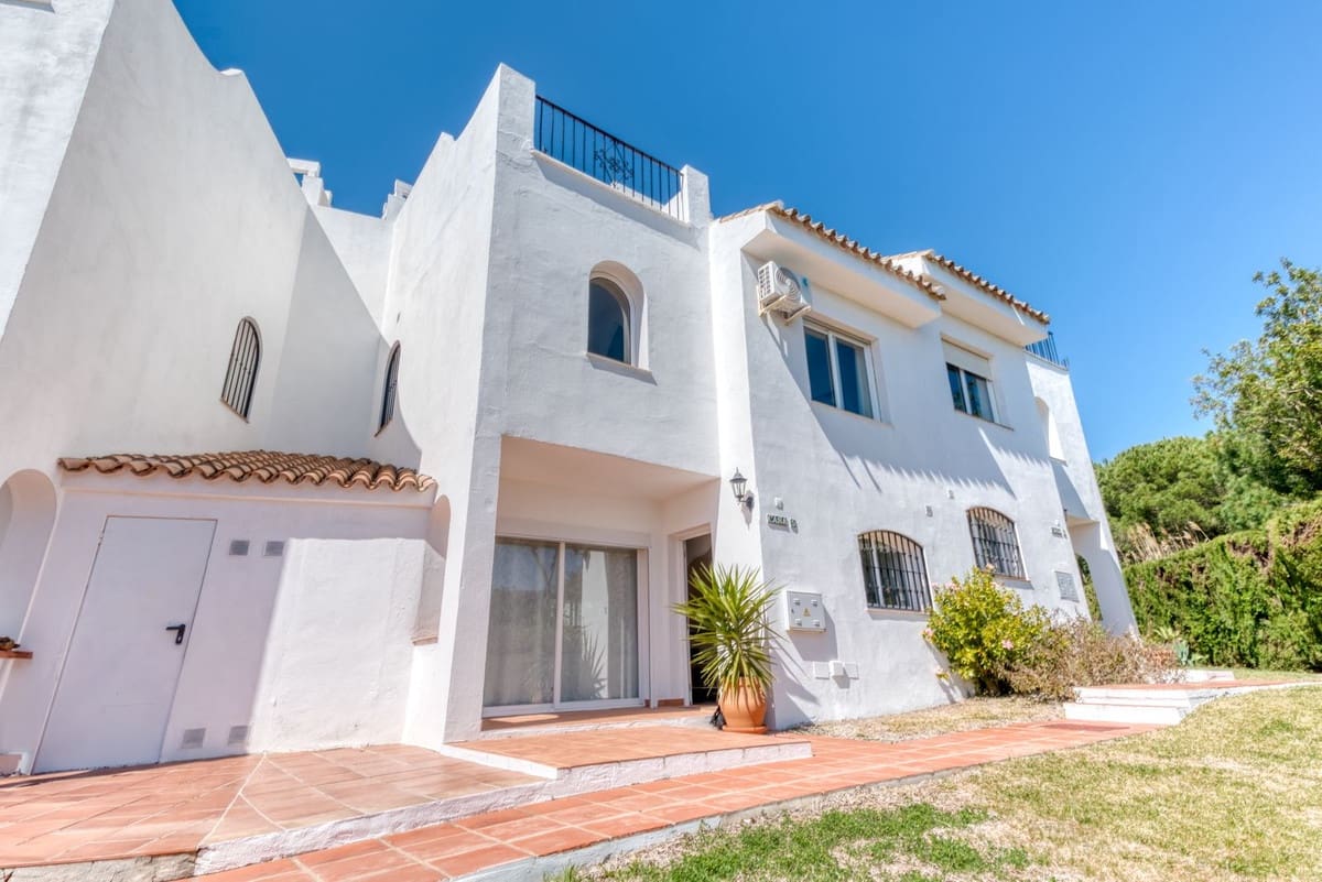 2 soveværelse Byhus til salg i La Duquesa / Puerto de la Duquesa med swimmingpool garage - € 359.000 (Ref: 9734067)