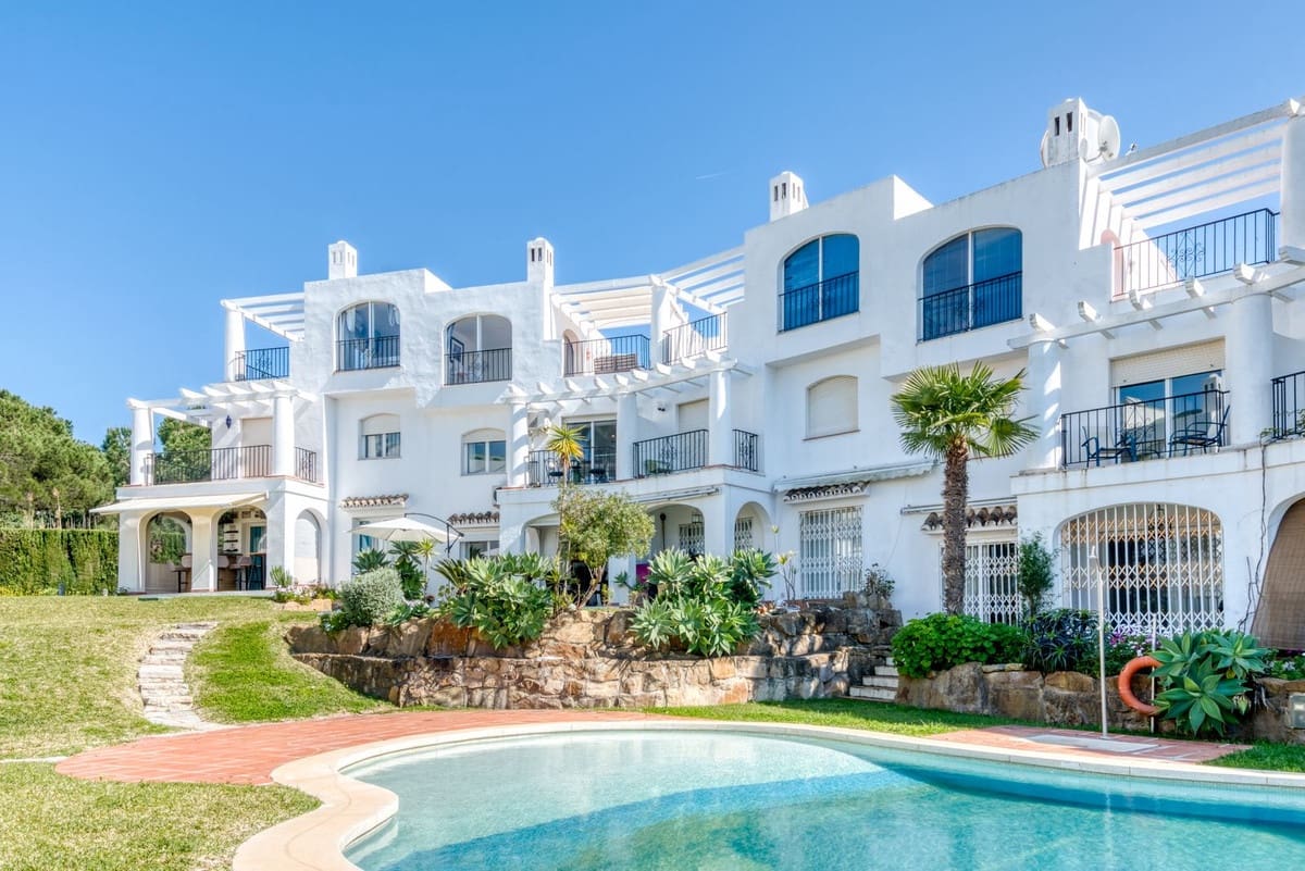 2 soveværelse Byhus til salg i La Duquesa / Puerto de la Duquesa med swimmingpool garage - € 359.000 (Ref: 9734067)