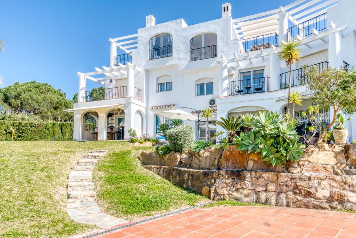 2 soveværelse Byhus til salg i La Duquesa / Puerto de la Duquesa med swimmingpool garage - € 359.000 (Ref: 9734067)