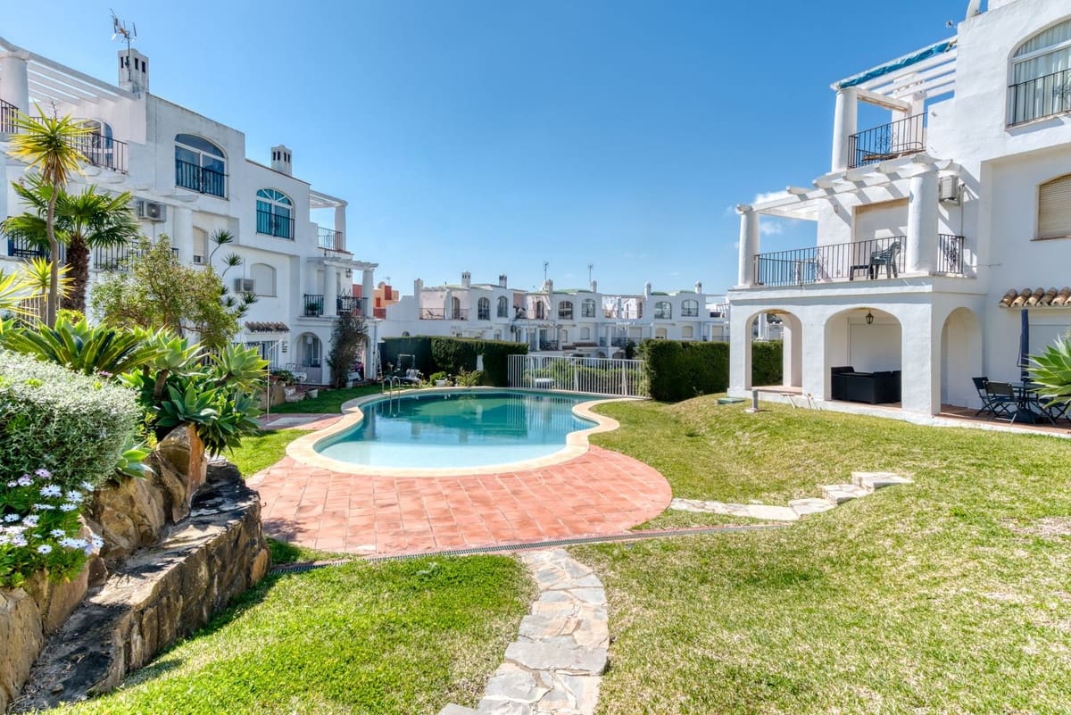 2 soveværelse Byhus til salg i La Duquesa / Puerto de la Duquesa med swimmingpool garage - € 359.000 (Ref: 9734067)