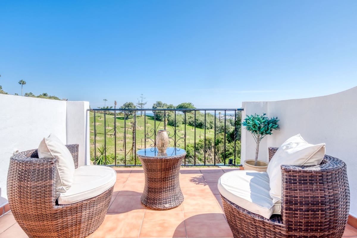2 soveværelse Byhus til salg i La Duquesa / Puerto de la Duquesa med swimmingpool garage - € 359.000 (Ref: 9734067)