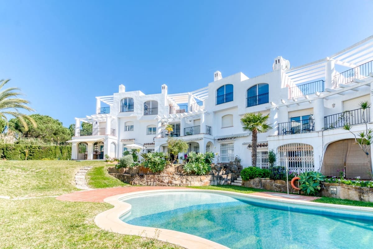 2 soveværelse Byhus til salg i La Duquesa / Puerto de la Duquesa med swimmingpool garage - € 359.000 (Ref: 9734067)