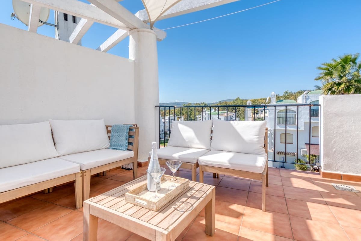 2 soveværelse Byhus til salg i La Duquesa / Puerto de la Duquesa med swimmingpool garage - € 359.000 (Ref: 9734067)