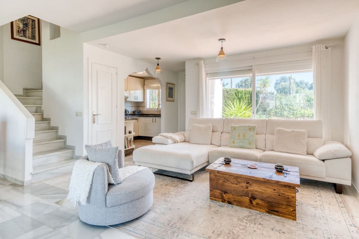 2 soveværelse Byhus til salg i La Duquesa / Puerto de la Duquesa med swimmingpool garage - € 359.000 (Ref: 9734067)
