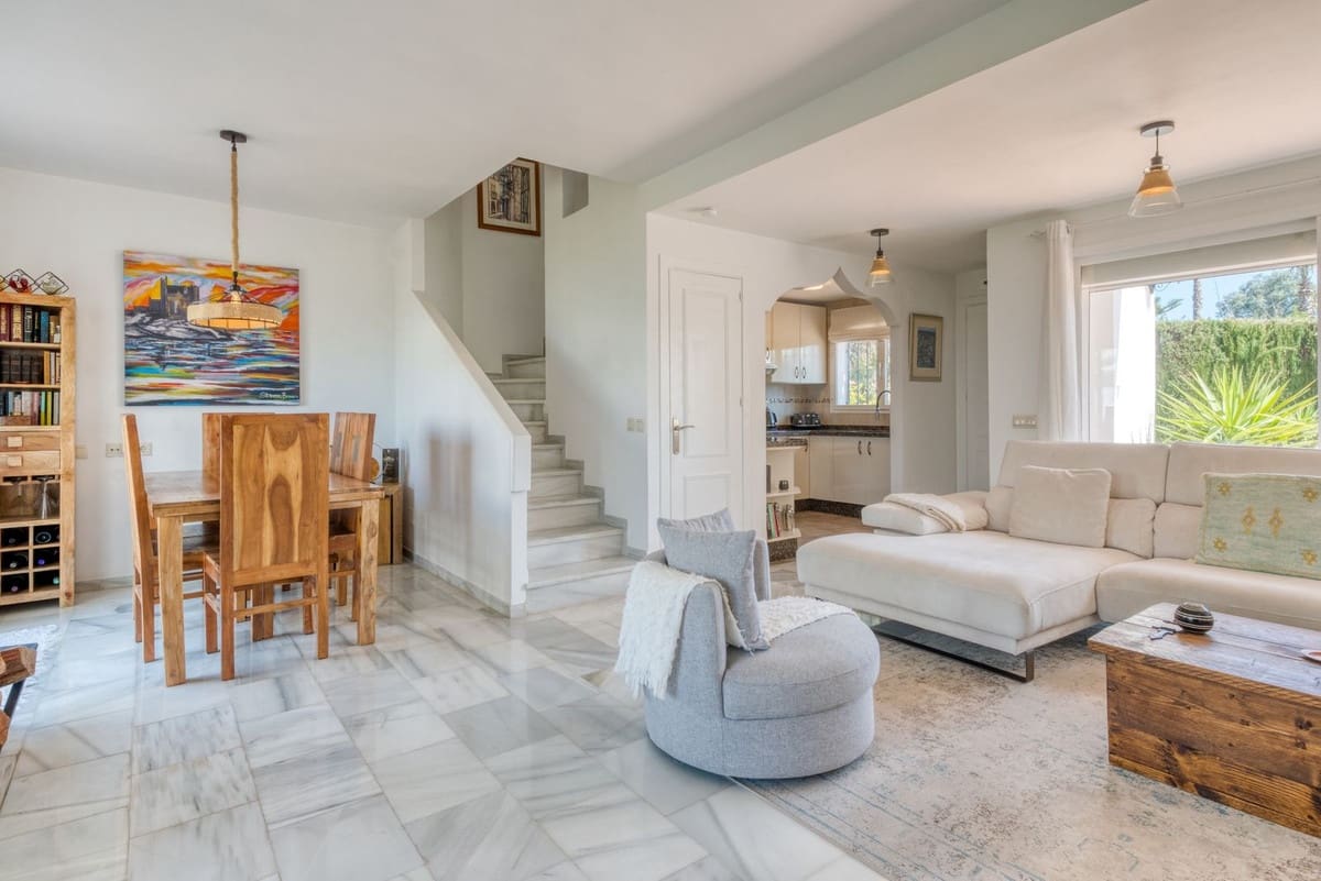 2 soveværelse Byhus til salg i La Duquesa / Puerto de la Duquesa med swimmingpool garage - € 359.000 (Ref: 9734067)