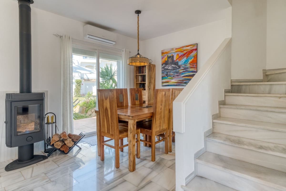 2 soveværelse Byhus til salg i La Duquesa / Puerto de la Duquesa med swimmingpool garage - € 359.000 (Ref: 9734067)