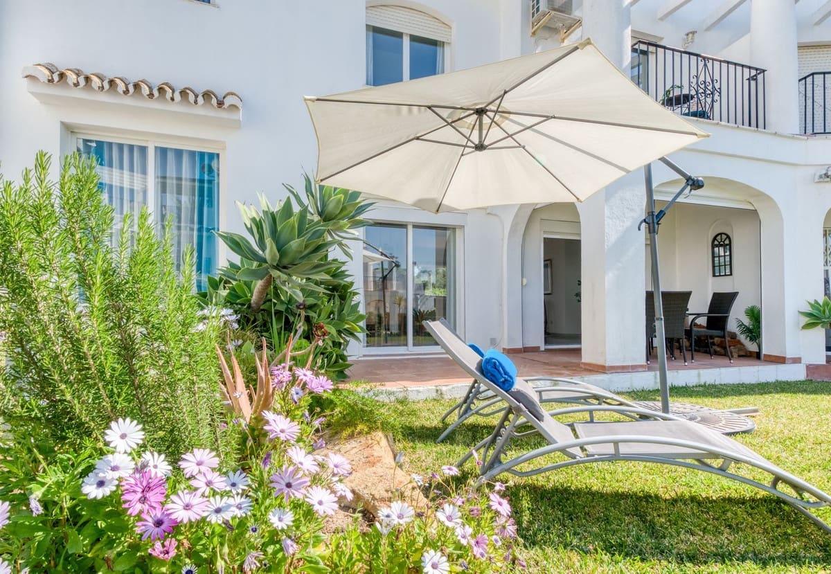 2 soveværelse Byhus til salg i La Duquesa / Puerto de la Duquesa med swimmingpool garage - € 359.000 (Ref: 9734067)