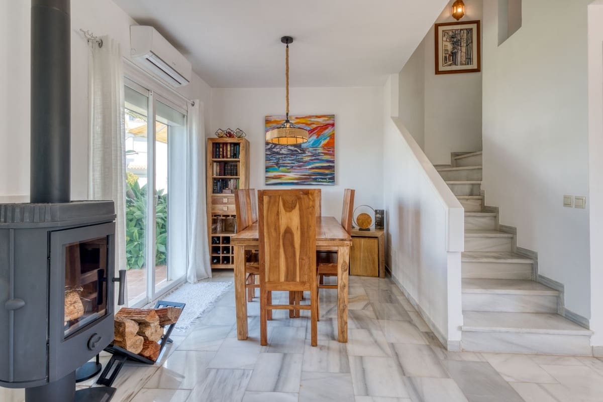 2 soveværelse Byhus til salg i La Duquesa / Puerto de la Duquesa med swimmingpool garage - € 359.000 (Ref: 9734067)