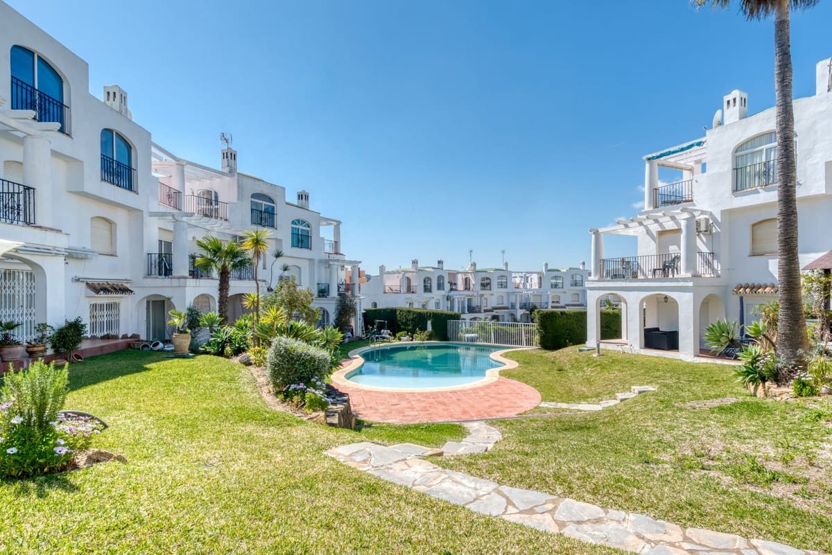 2 soveværelse Byhus til salg i La Duquesa / Puerto de la Duquesa med swimmingpool garage - € 359.000 (Ref: 9734067)