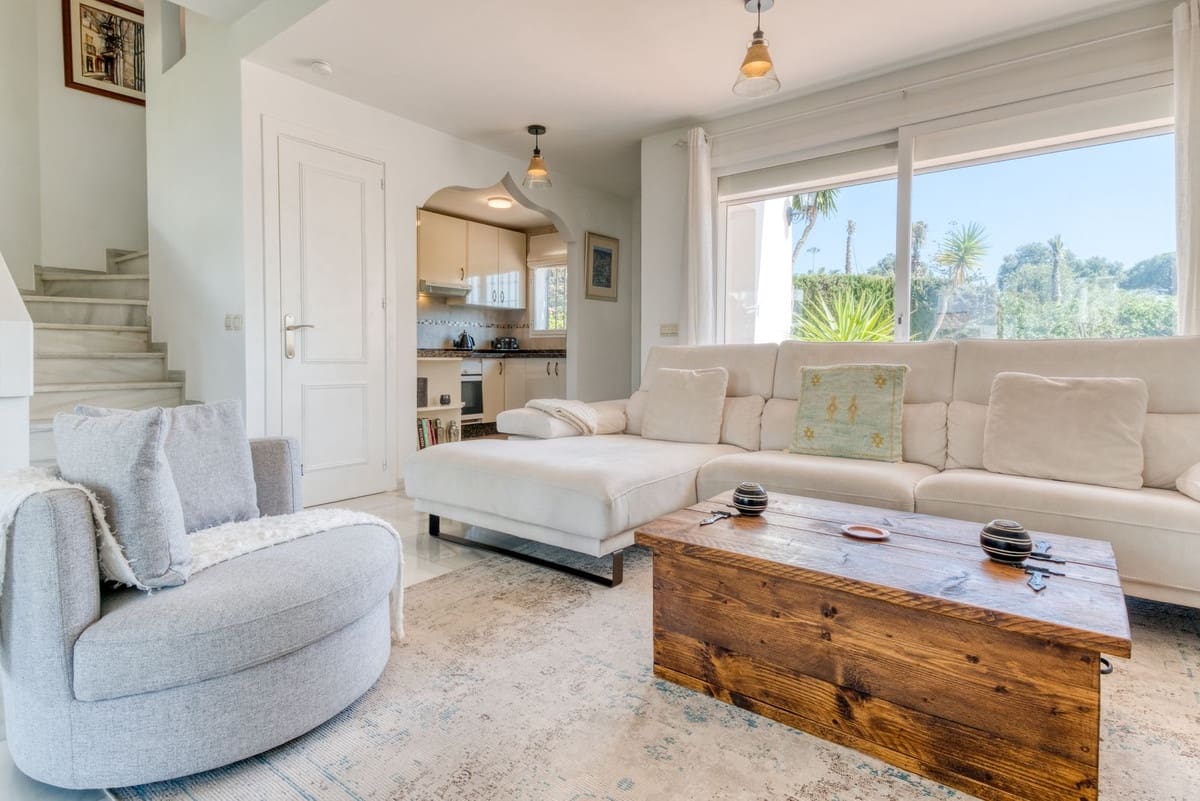 2 soveværelse Byhus til salg i La Duquesa / Puerto de la Duquesa med swimmingpool garage - € 359.000 (Ref: 9734067)