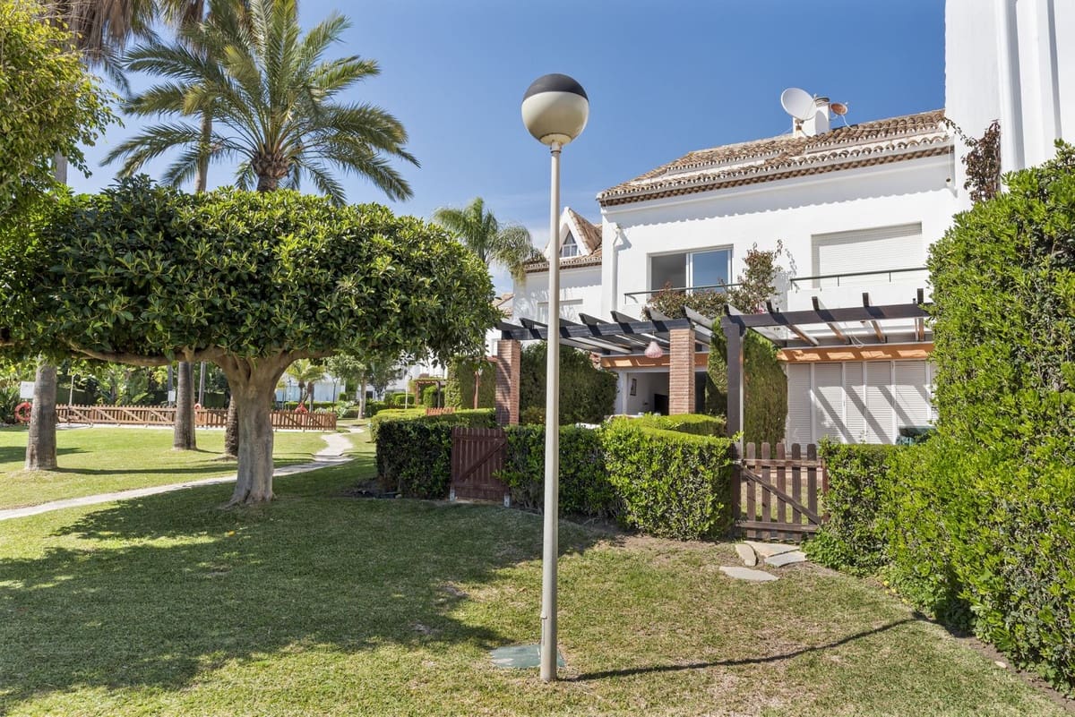 3 sovrum Hus till salu i Estepona med pool garage - 619 000 € (Ref: 9736186)