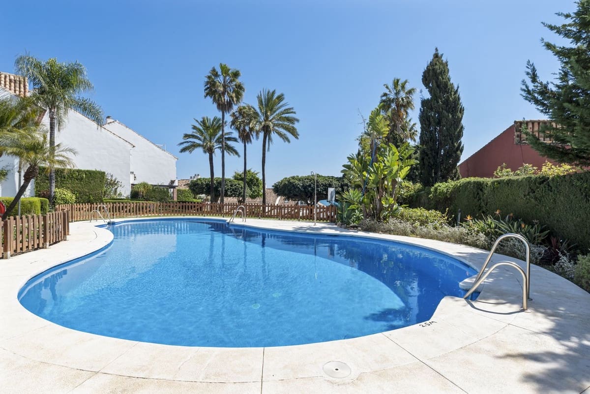 3 bedroom Townhouse for sale in Estepona with pool garage - € 619,000 (Ref: 9736186)