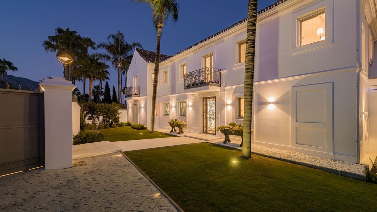 6 soverom Villa til salgs i Nueva Andalucia med svømmebasseng garasje - € 8 950 000 (Ref: 9748422)