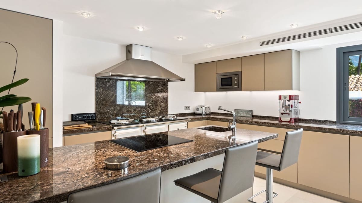 6 soverom Villa til salgs i Nueva Andalucia med svømmebasseng garasje - € 8 950 000 (Ref: 9748422)