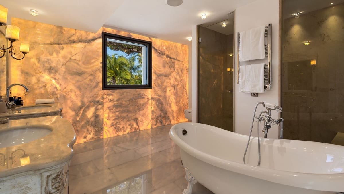 6 soverom Villa til salgs i Nueva Andalucia med svømmebasseng garasje - € 8 950 000 (Ref: 9748422)