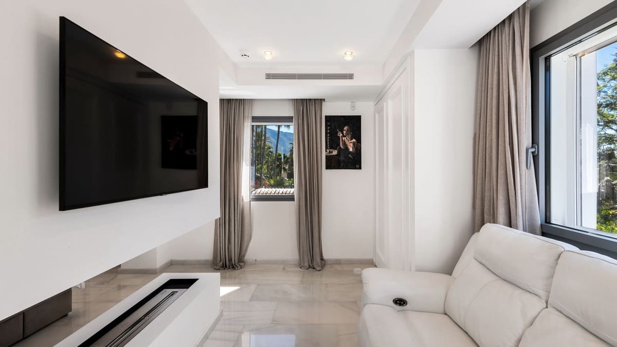 6 soverom Villa til salgs i Nueva Andalucia med svømmebasseng garasje - € 8 950 000 (Ref: 9748422)