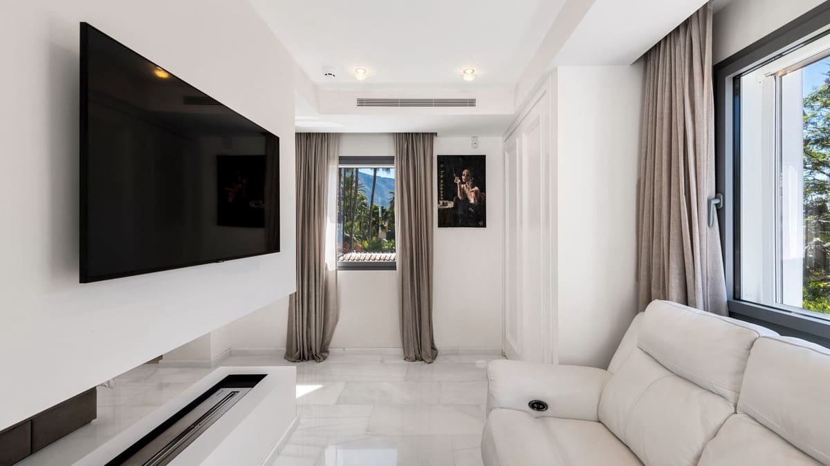 6 soverom Villa til salgs i Nueva Andalucia med svømmebasseng garasje - € 8 950 000 (Ref: 9748422)