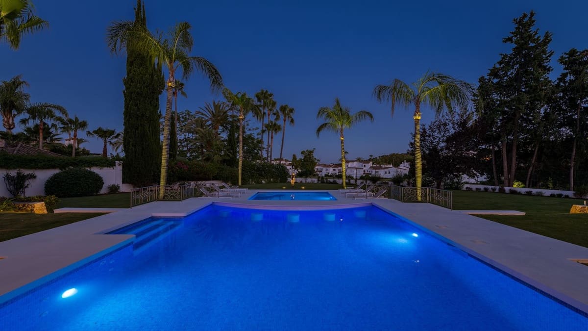 6 soverom Villa til salgs i Nueva Andalucia med svømmebasseng garasje - € 8 950 000 (Ref: 9748422)