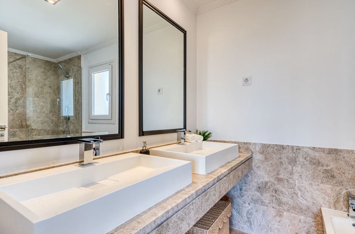 4 soveværelse Semi-Rækkehus til salg i Marbella med swimmingpool garage - € 1.485.000 (Ref: 9752555)