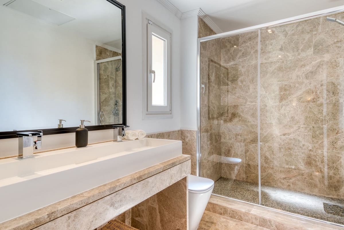 4 soveværelse Semi-Rækkehus til salg i Marbella med swimmingpool garage - € 1.485.000 (Ref: 9752555)