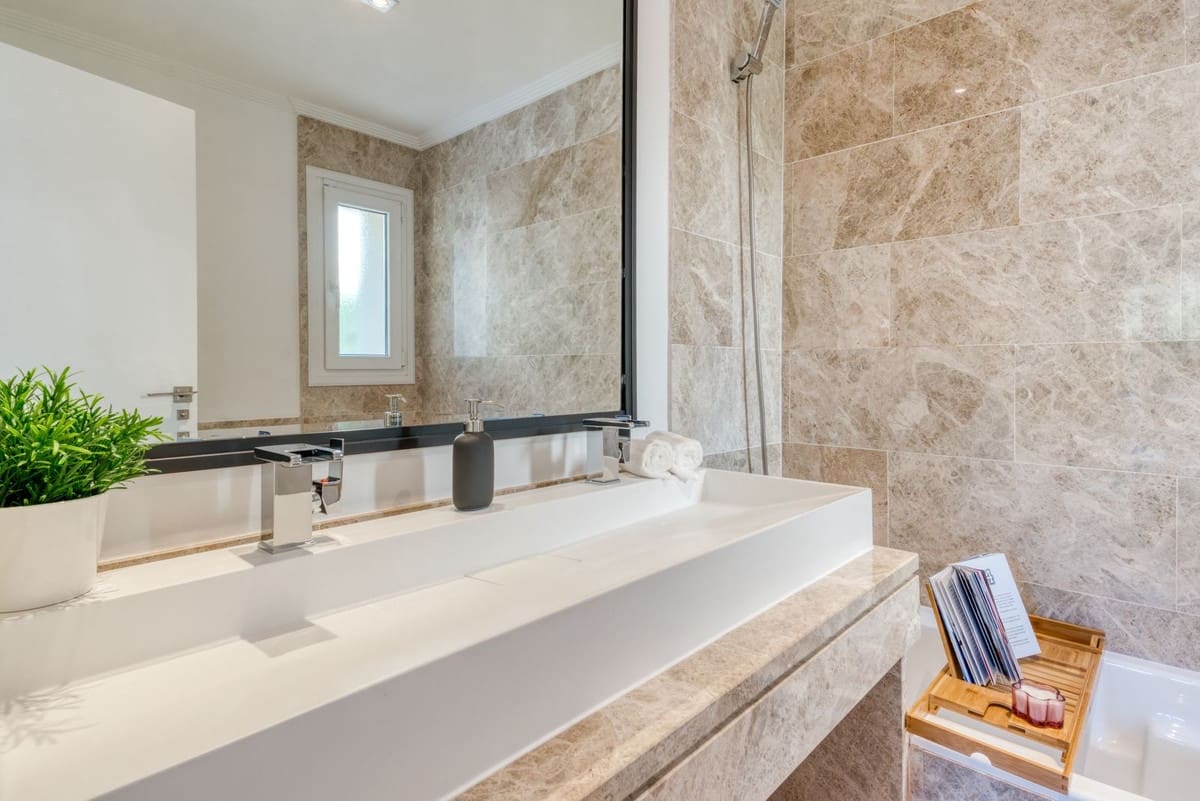 4 soveværelse Semi-Rækkehus til salg i Marbella med swimmingpool garage - € 1.485.000 (Ref: 9752555)