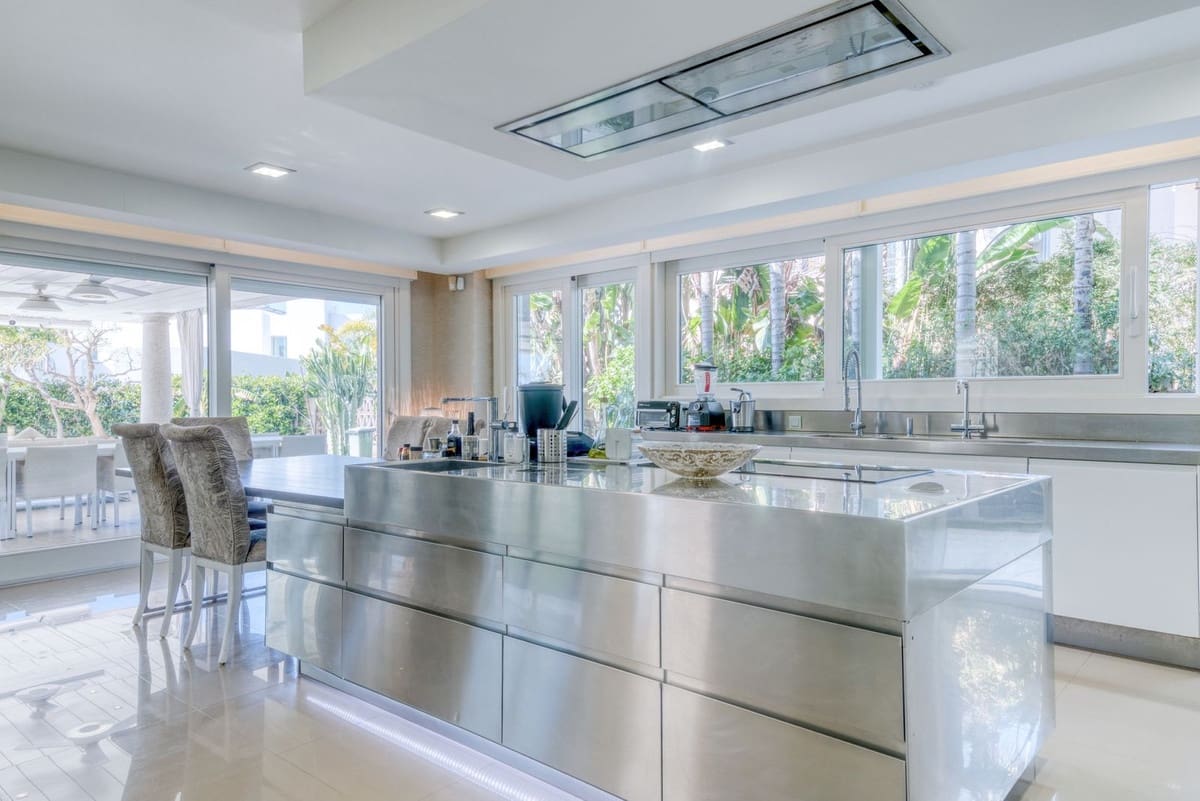 8 soverom Villa til salgs i Bahia de Marbella med svømmebasseng garasje - € 8 995 000 (Ref: 9756346)