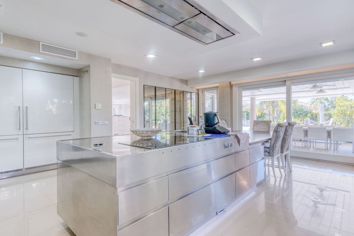 8 soverom Villa til salgs i Bahia de Marbella med svømmebasseng garasje - € 8 995 000 (Ref: 9756346)