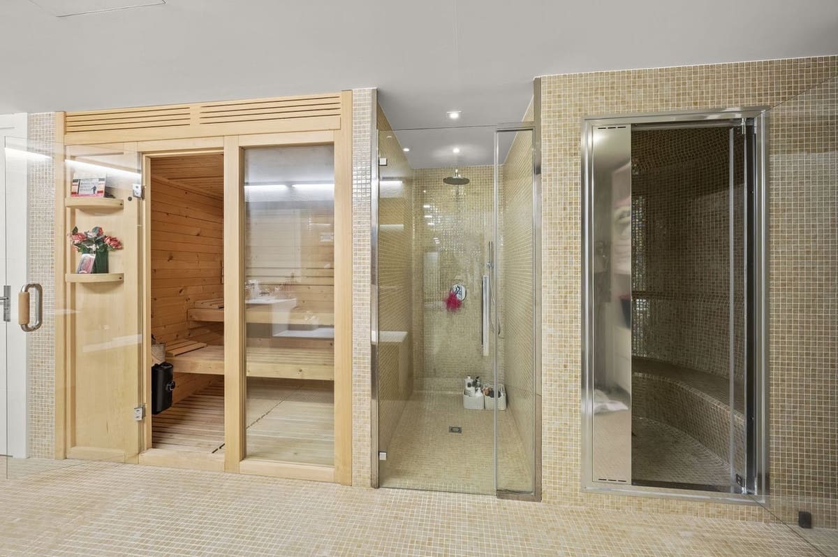 8 soverom Villa til salgs i Bahia de Marbella med svømmebasseng garasje - € 8 995 000 (Ref: 9756346)