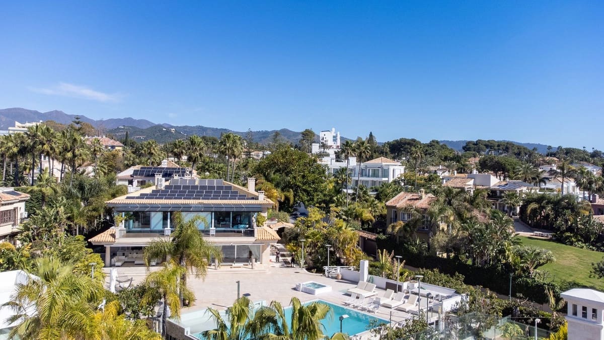 8 soverom Villa til salgs i Bahia de Marbella med svømmebasseng garasje - € 8 995 000 (Ref: 9756346)