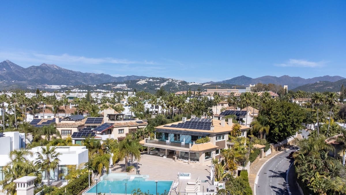 8 soverom Villa til salgs i Bahia de Marbella med svømmebasseng garasje - € 8 995 000 (Ref: 9756346)