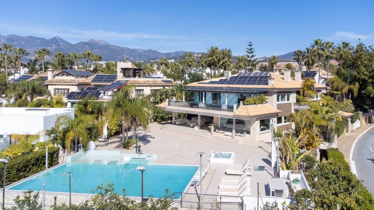 8 soverom Villa til salgs i Bahia de Marbella med svømmebasseng garasje - € 8 995 000 (Ref: 9756346)