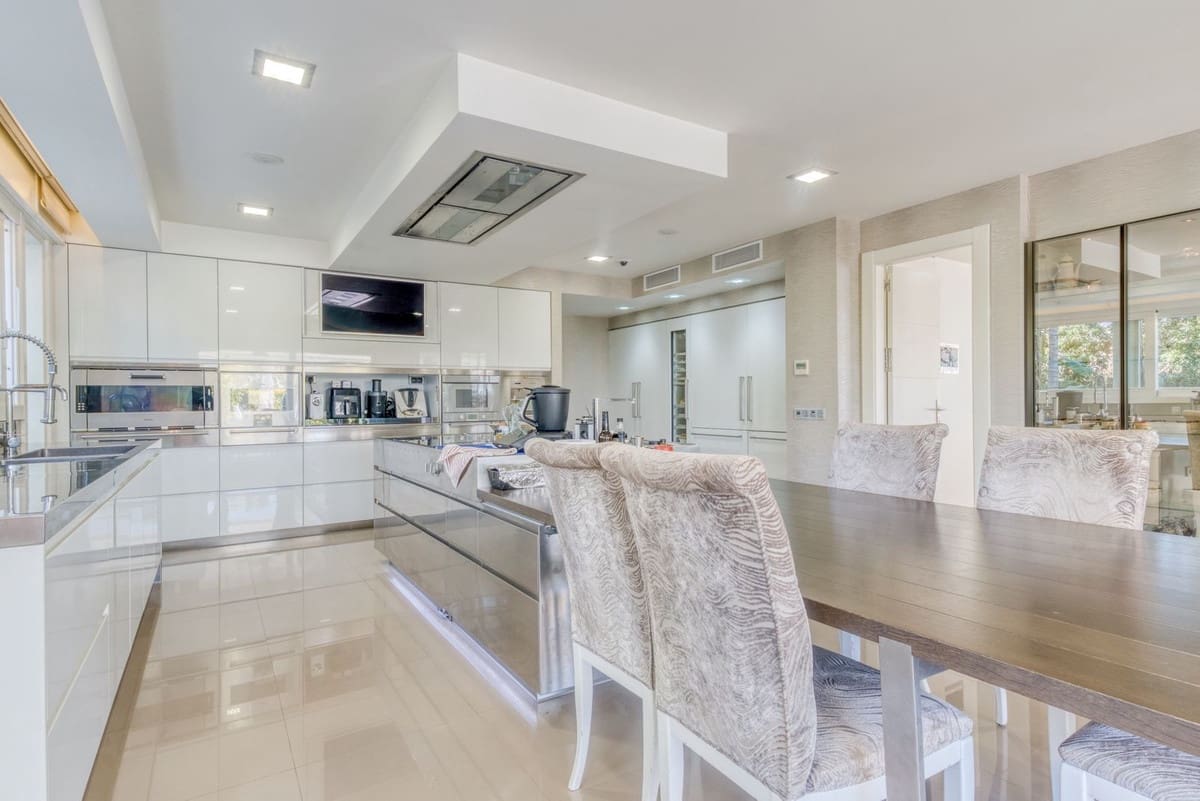 8 bedroom Villa for sale in Bahia de Marbella with pool garage - € 8,995,000 (Ref: 9756346)