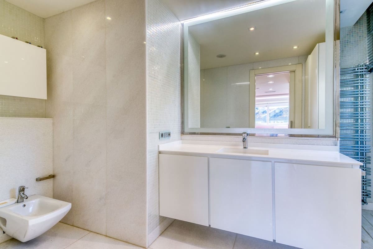 8 bedroom Villa for sale in Bahia de Marbella with pool garage - € 8,995,000 (Ref: 9756346)