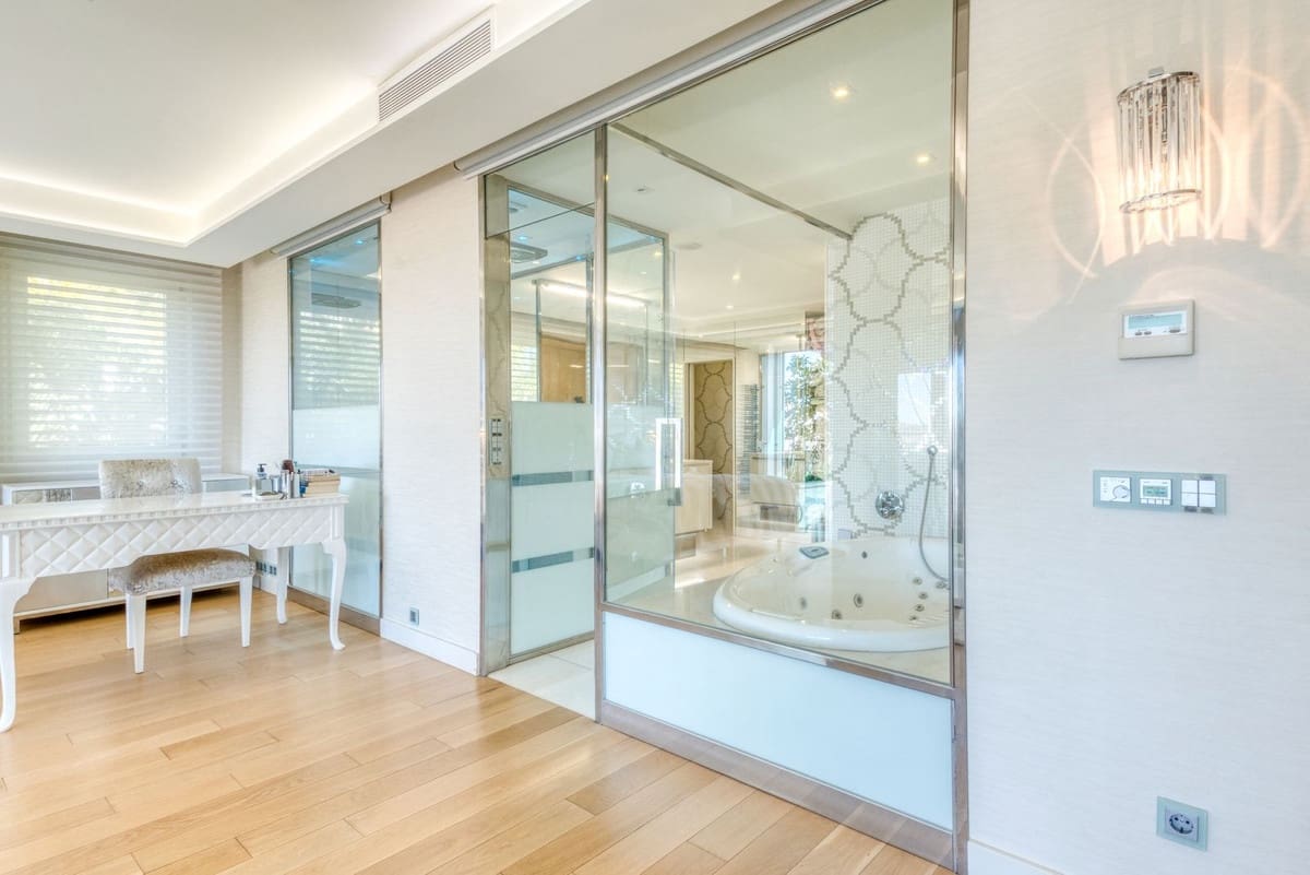 8 bedroom Villa for sale in Bahia de Marbella with pool garage - € 8,995,000 (Ref: 9756346)