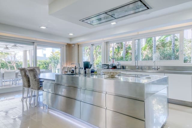 8 soverom Villa til salgs i Bahía de Marbella, Marbella med svømmebasseng garasje - € 8 995 000 (Ref: 9756346)