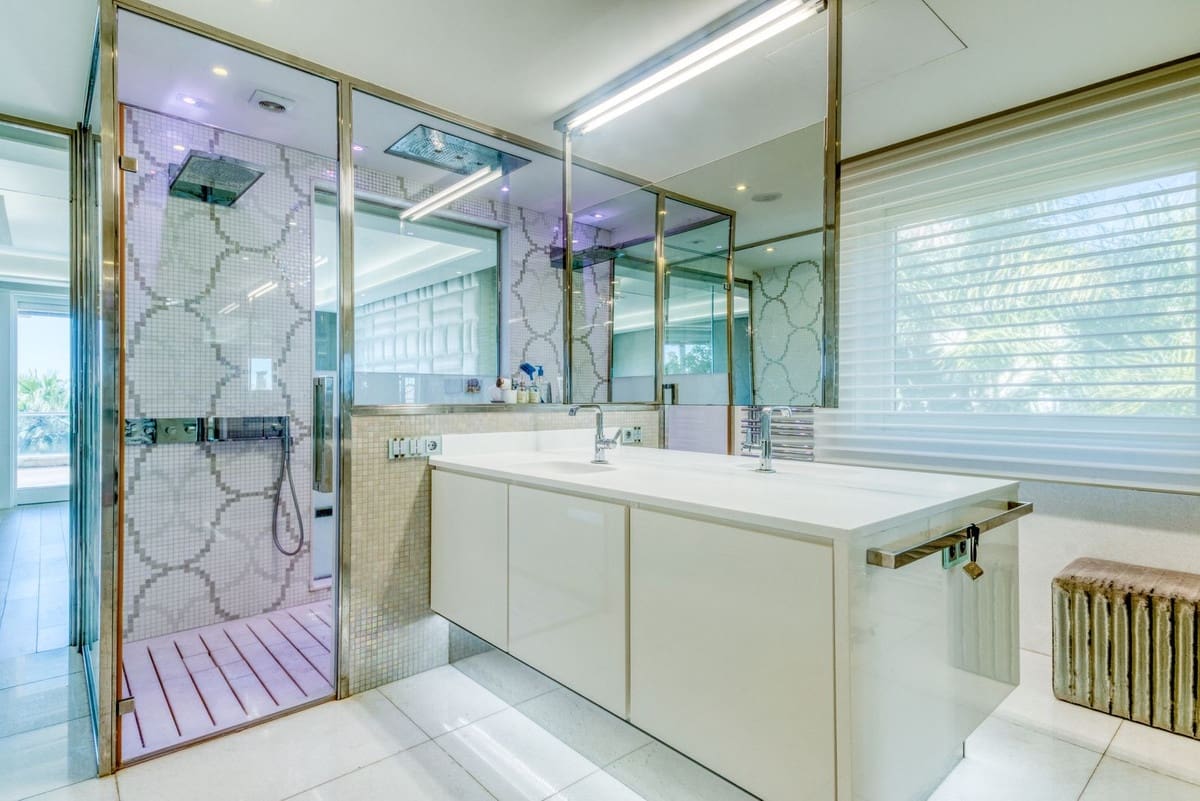 8 bedroom Villa for sale in Bahia de Marbella with pool garage - € 8,995,000 (Ref: 9756346)