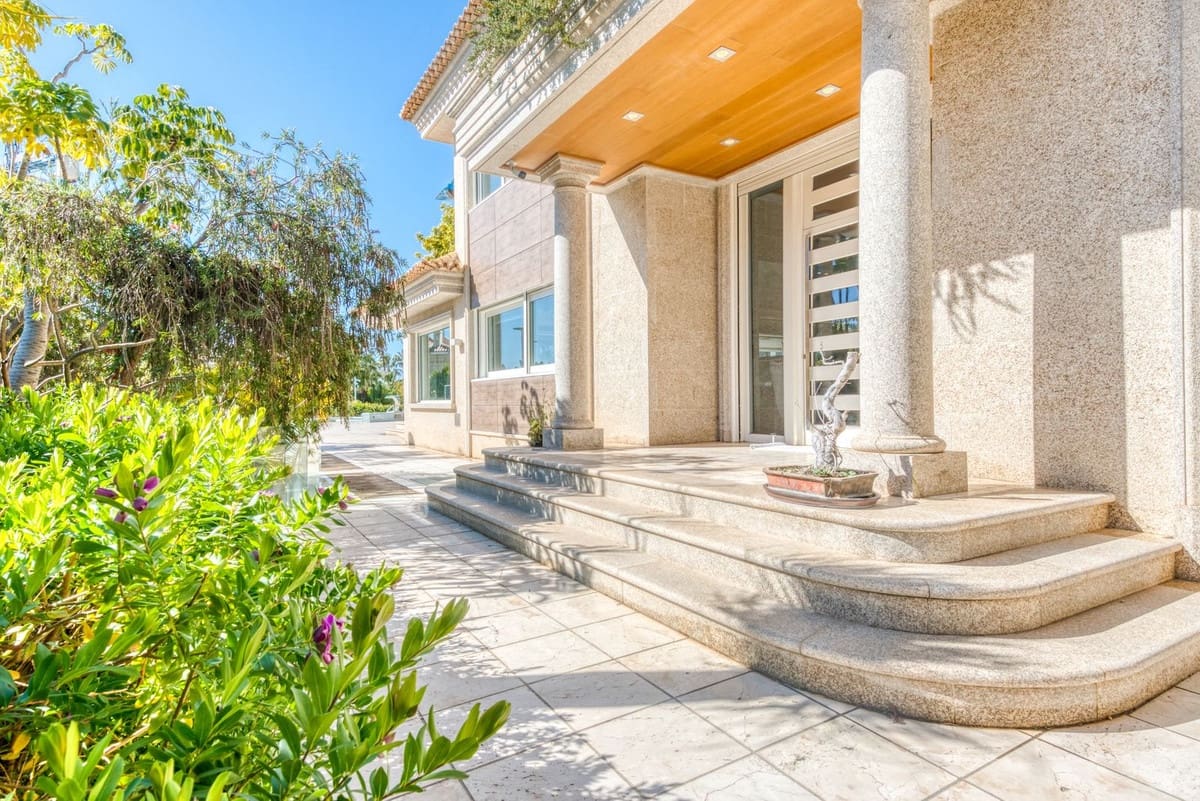 8 bedroom Villa for sale in Bahia de Marbella with pool garage - € 8,995,000 (Ref: 9756346)