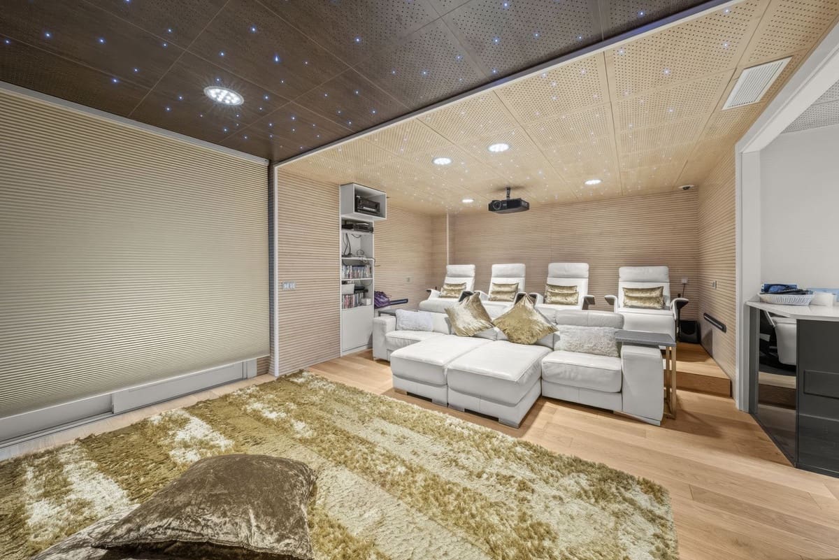 8 bedroom Villa for sale in Bahia de Marbella with pool garage - € 8,995,000 (Ref: 9756346)