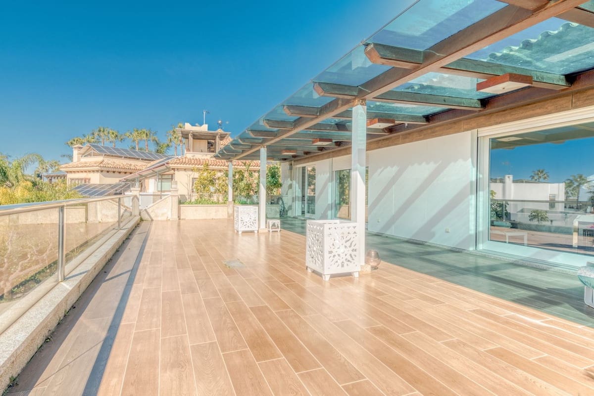 8 bedroom Villa for sale in Bahia de Marbella with pool garage - € 8,995,000 (Ref: 9756346)