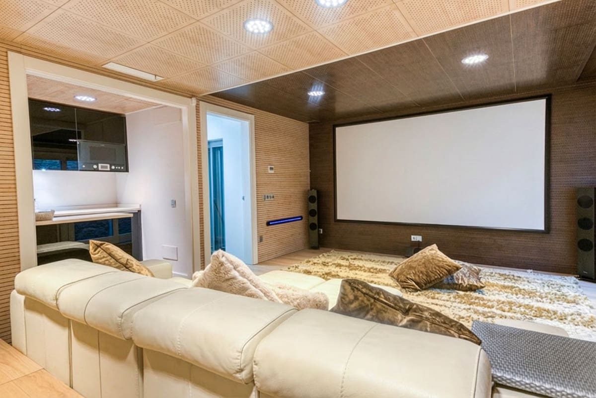 8 bedroom Villa for sale in Bahia de Marbella with pool garage - € 8,995,000 (Ref: 9756346)