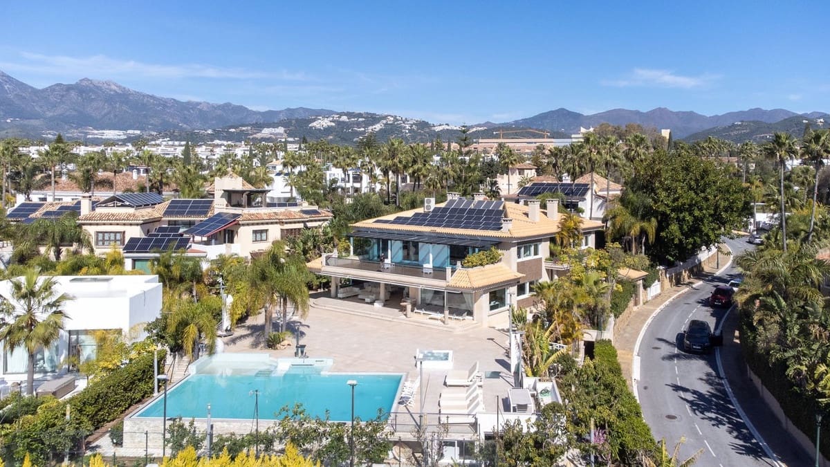8 bedroom Villa for sale in Bahia de Marbella with pool garage - € 8,995,000 (Ref: 9756346)
