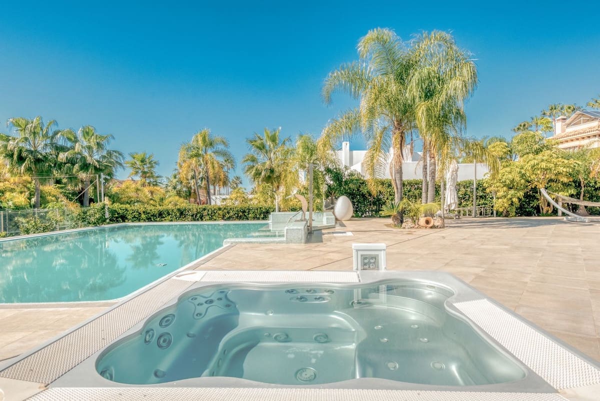 8 bedroom Villa for sale in Bahia de Marbella with pool garage - € 8,995,000 (Ref: 9756346)