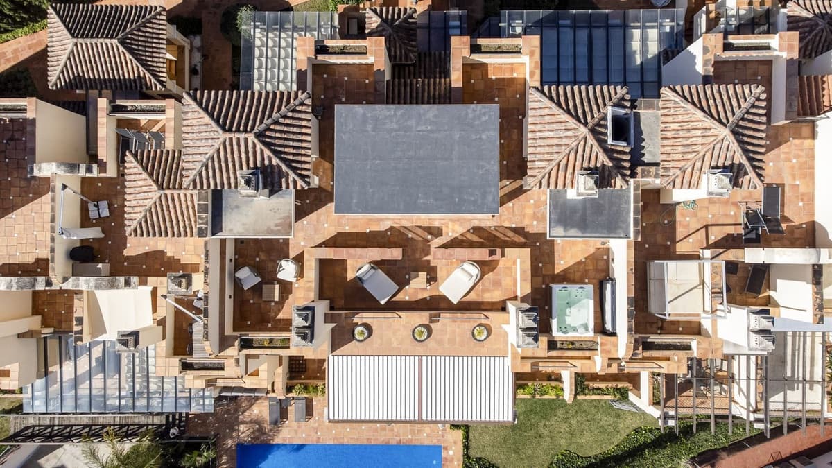 4 bedroom Apartment for sale in Benahavis with pool garage - € 2,650,000 (Ref: 9760123)