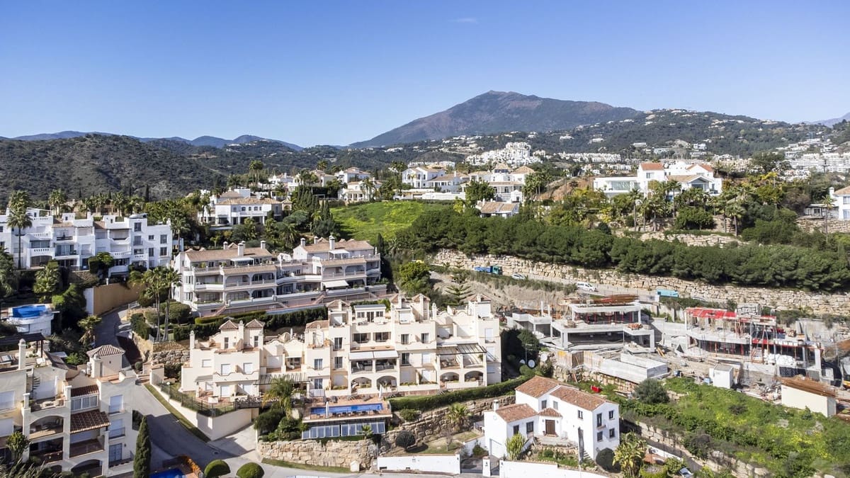 4 bedroom Apartment for sale in Benahavis with pool garage - € 2,650,000 (Ref: 9760123)