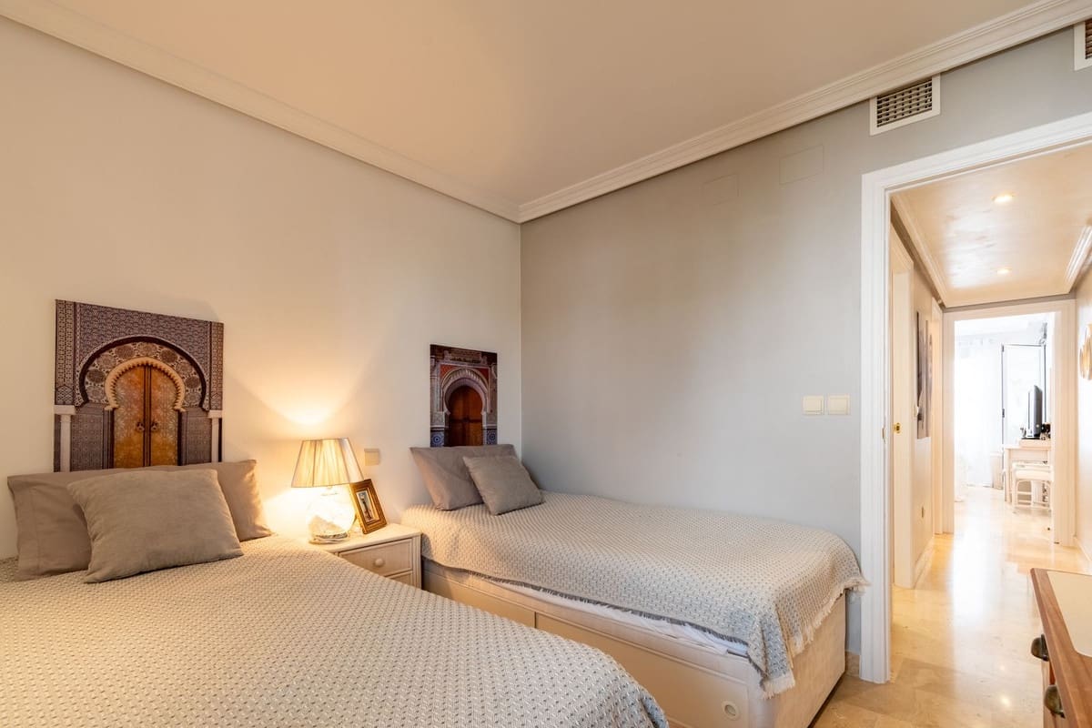 3 quarto Apartamento para venda em Estepona com piscina garagem - 490 000 € (Ref: 9761422)